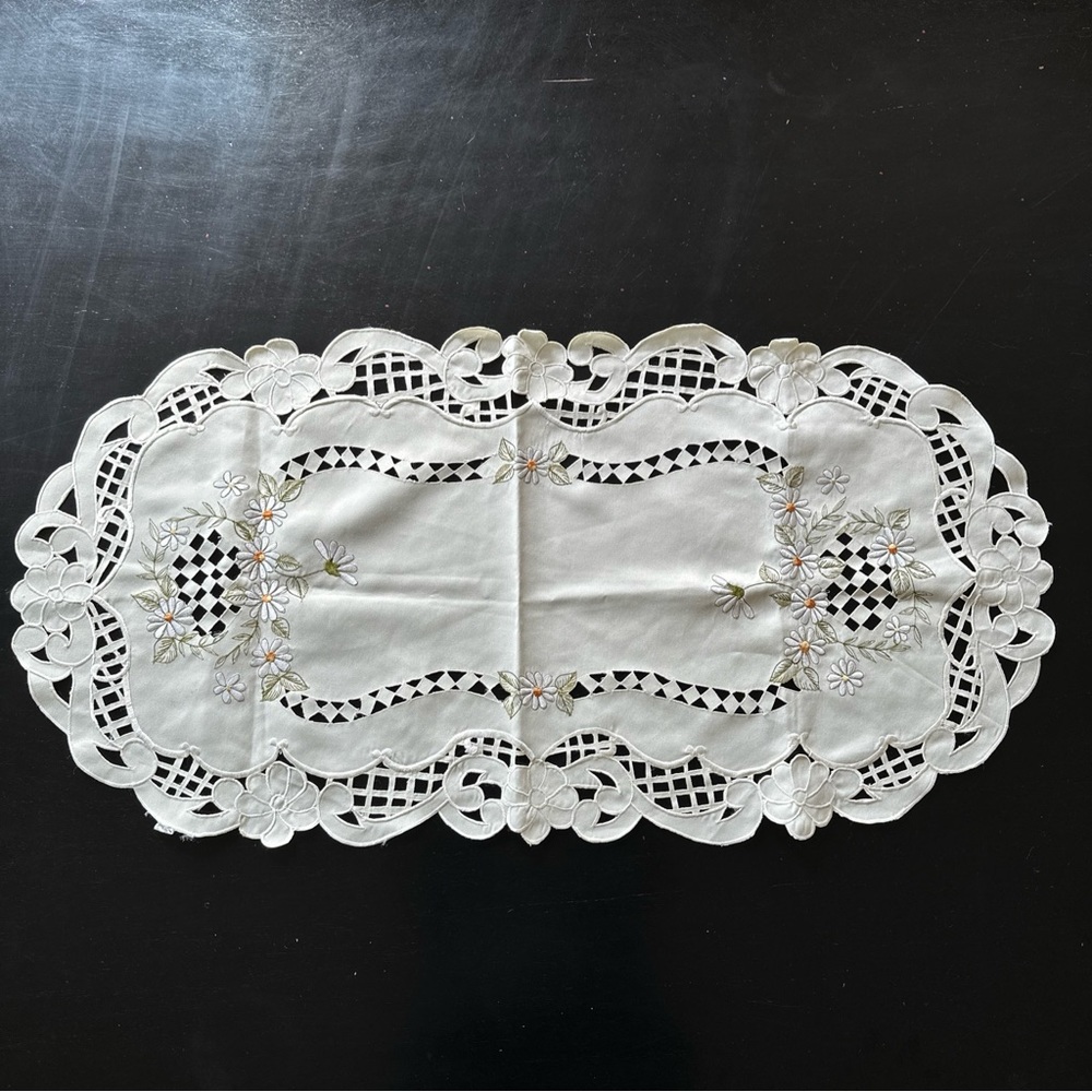 Vintage Embroidered Daisy‎ Table Runner Dresser Scarf Scalloped Rounded Edges